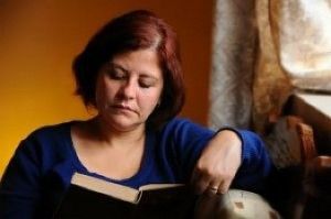 mujer-leyendo-en-su-casa_21207951